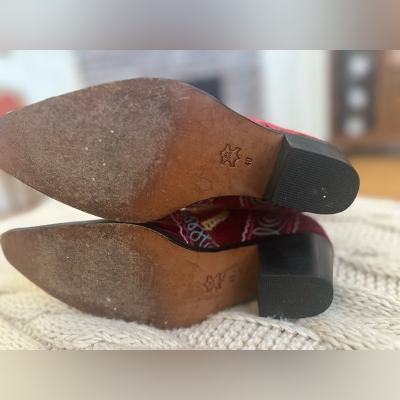 Gorgeous embroidered cowboy boots. - Picture 4 of 9